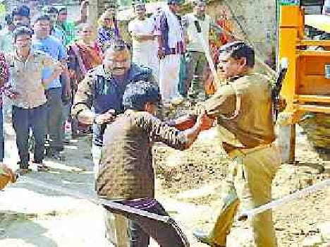 Police lathi charg on public